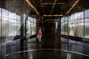 Una mujer camina en solitario en una estación de subte de Moscú