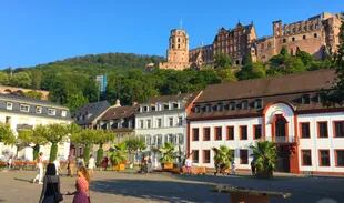 Situada a unos 90 kilómetros de Frankfurt y a 100 de Stuttgart, Heidelberg, cuya población es de apenas 160.000 personas, es una pintoresca y alegre ciudad que se puede recorrer en apenas un día.
