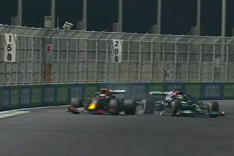 La maniobra de la polémica: Verstappen desacelera y Hamilton se lo lleva puesto; la guerra se extiende por una carrera más y será un mano a mano para definir el campeonato