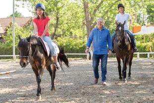 Abuelo compinche y dedicado, Arturo los lleva a todos lados y comparte con ellos su amor por los caballos. “Niko es muy deportista. A Liza, en cambio, le gusta más el arte”, cuenta con orgullo.