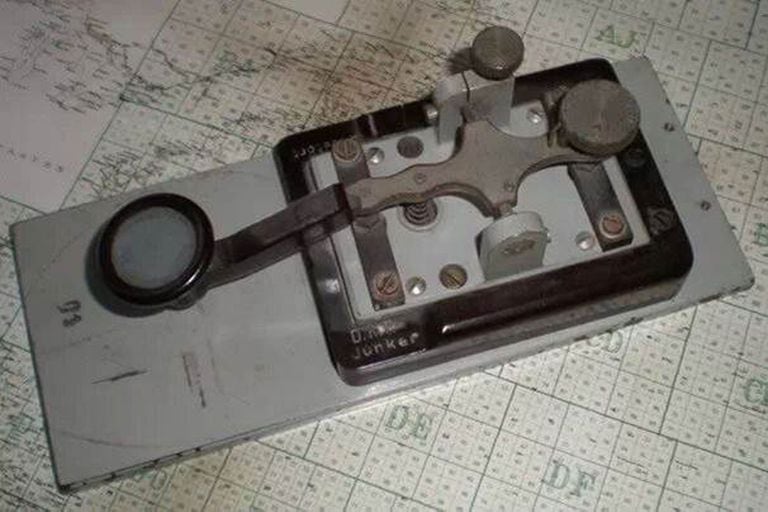 Los mensajes se transmitían por telégrafo mediante el código morse, pero antes se cifraban con la máquina Enigma
