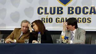 Martín Báez, junto con Cristina Kirchner en un acto en el club Boca de Río Gallegos
