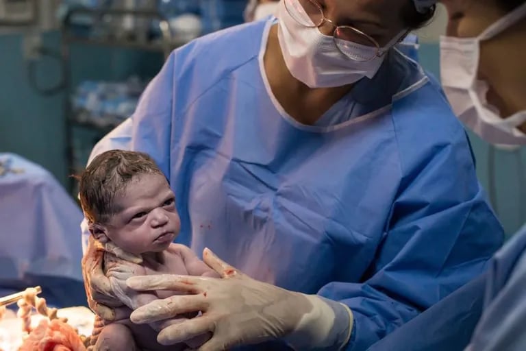 Reunion of an “angry” newborn baby with a viralized photographer