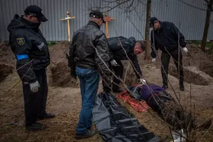 La operación masiva para recolectar los cuerpos de los ucranianos en Bucha
