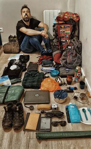 Los objetos que acompañan a Rodrigo en su travesía. Con artículos de camping son cerca de 15 kg. "Salvando los lógicos recambios por desgaste esto es todo, esto es lo que llevo conmigo". 