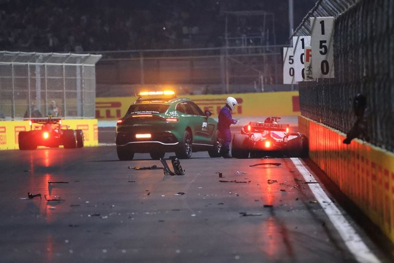 Varios accidentes provocaron dos detenciones de la carrera con bandera roja
