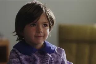 Tomy es interpretado por Julián Sorín, nieto de Carlos Sorín