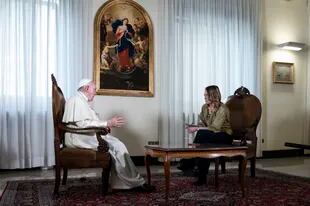 Papa Francesco durante l'intervista a LA NACION