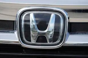 El logo de Honda en la parrilla de una camioneta todoterreno Pilot 2021 afuera de una agencia de Honda el domingo 12 de septiembre de 2021 en Highlands Ranch, Colorado. (AP Foto/David Zalubowski)