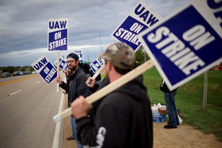 Piquete de trabajadores en huelga fuera de las instalaciones de John Deere Davenport Works el 15 de octubre de 2021 en Davenport, Iowa.