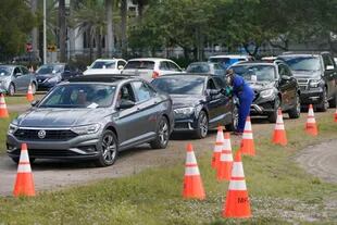 Filas de autos y controles en el centro de vacunación de Marlins Park, en Miami