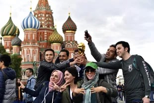 Hinchas de Irán sostienen una copia de la Copa del Mundo frente a la Catedral de San Basilio en la Plaza Roja de Moscú
