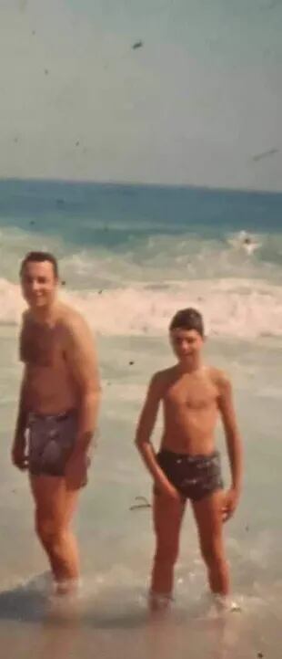 Una de las pocas fotos de Arturo junto a su padre, el coronel Larrabure, en la playa.