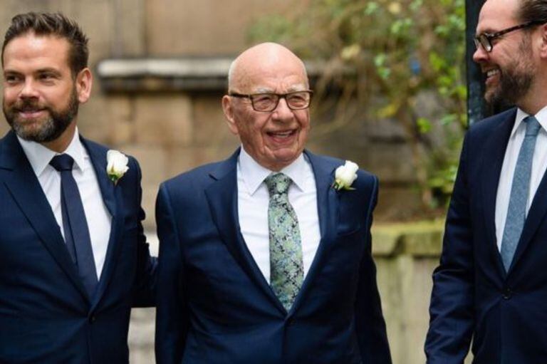 Rupert Murdoch acompañado de sus hijos, Lachlan (izquierda) y James (derecha)