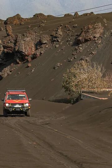 Un vehículo de la UME recorre una zona cubierta de cenizas, durante el seguimiento de la evolución del flujo de lava, tras la erupción