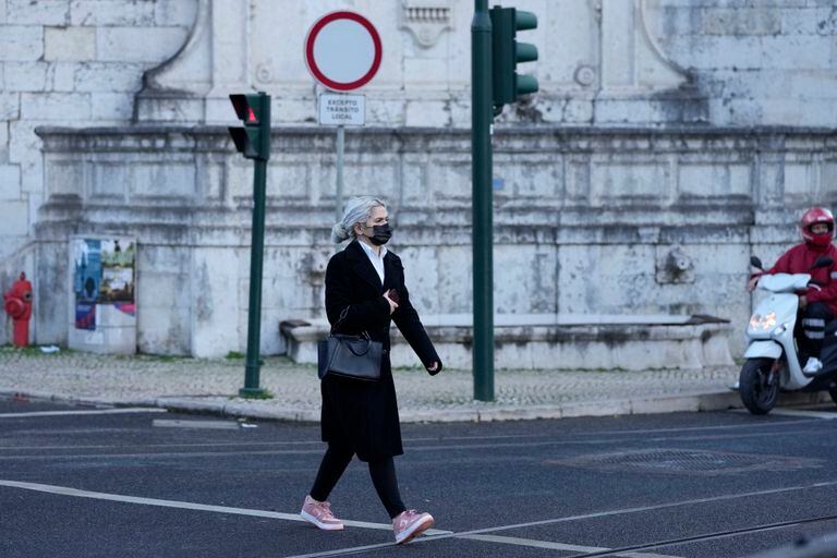 Una mujer con tapabocas, en el centro de Lisboa, Portugal