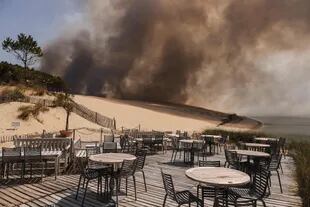 Humo del incendio forestal en La Teste-de-Buch, visto desde el hotel de 5 estrellas, La Corniche, frente a la duna de Pilat, el Pyla sur Mer, el 18 de julio de 2022