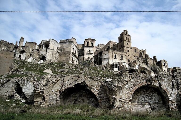 Craco was situated on a mountain of sand and clay, which made it completely unstable to earth tremors.