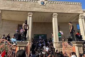 Una horda de iraquíes irrumpió en la embajada de Suecia en Bagdad tras la quema de un Corán