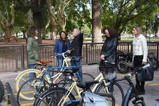 En la Casa de Gobierno de Mendoza ya funciona un estacionamiento para bicicletas. De hecho, son cada vez más los empleados y funcionarios que van a trabajar en bici.