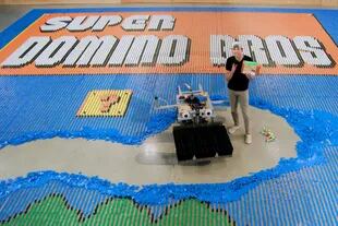 Una vista del enorme mural creado por Mark Rober junto al robot Dominator