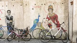 Street Art en Rávena con la imagen de Teodora en bicicleta.