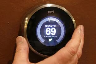 Un termostato electrónico de Nest, una compañía adquirida por Google. Los ataques electrónicos van más allá de las computadoras y dispositivos electrónicos y desafían diversos equipos conectados a redes informáticas