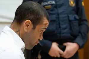 Dani Alves fue condenado a cuatro años y medio de cárcel por agresión sexual