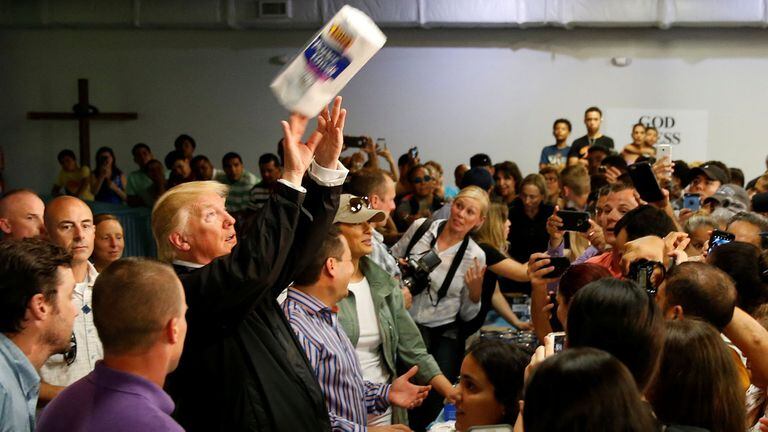Papelón de Trump en Puerto Rico: vio a damnificados y les tiró papel higiénico