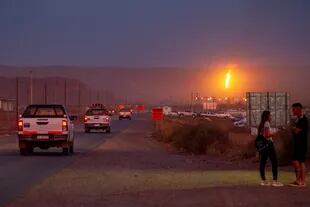 La ruta 7 (de Neuquén capital a Vaca Muerta) tiene solo dos manos y vive saturada, la llama es venteo de gas, por seguridad