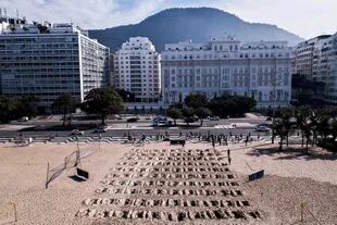 Las tumbas aparecen alineadas sobre la arena en diez filas frente al emblemático hotel Copacabana Palace de la "Ciudad Maravillosa"