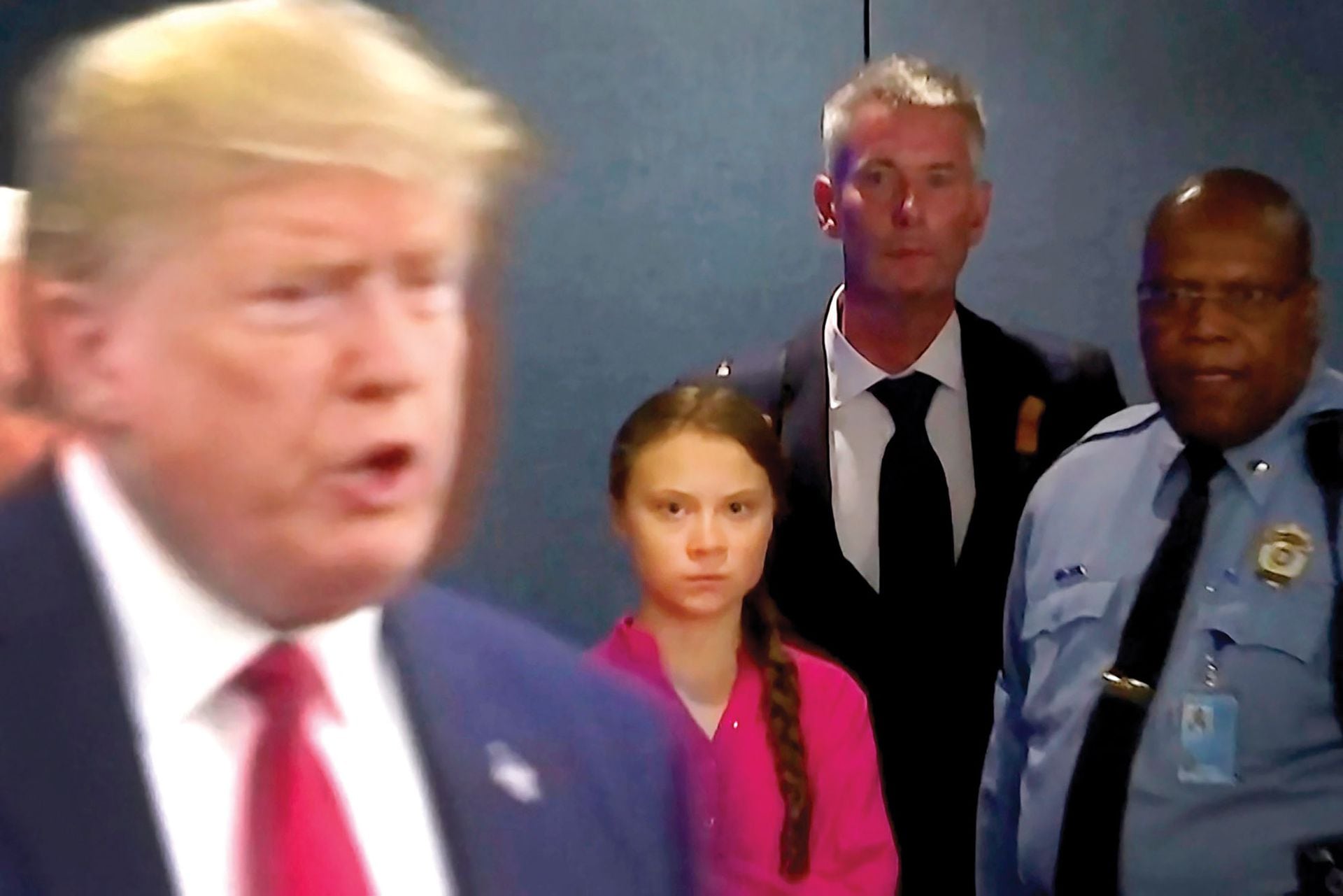 Greta mira a Trump durante una conferencia de prensa en las Naciones Unidas; el presidente de EE.UU. suele criticarla en Twitter