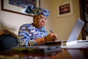 A sus 66 años, la nigeriana Ngozi Okonjo-Iweala se convirtió en la primera mujer y la primera africana al frente de la Organización Mundial del Comercio, una institución casi paralizada por las disputas comerciales en el orden global