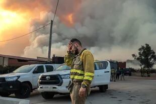 Un bombero llora en las inmediaciones del incendio de Losacio, España 