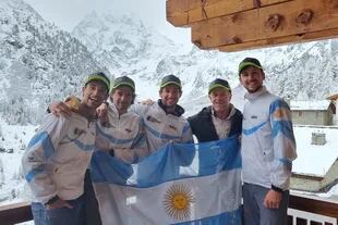El equipo argentino de Ski de Montaña: Aguiló, Campitelli, Finster, el guía suizo y Treichel