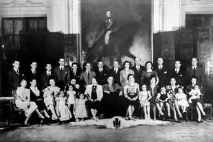 Los Urquiza Anchorena. En el centro, el coronel (ya viudo), rodeado de algunos de sus hijos y nietos. 1938.