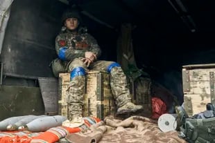 Un soldado ucraniano sentado en un camión en Kupiansk, una zona recién retomada en la región de Kharkiv