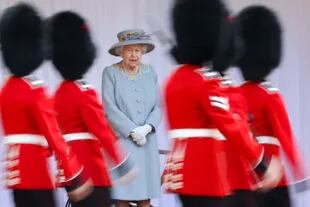 La reina Isabel II de Gran Bretaña observa una ceremonia militar en el Castillo de Windsor el 12 de junio de 2021