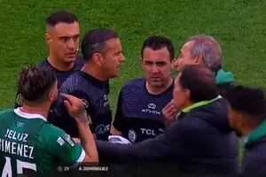 La intempestiva reacción de Julio Falcioni tras ser expulsado por el árbitro contra Barracas Central