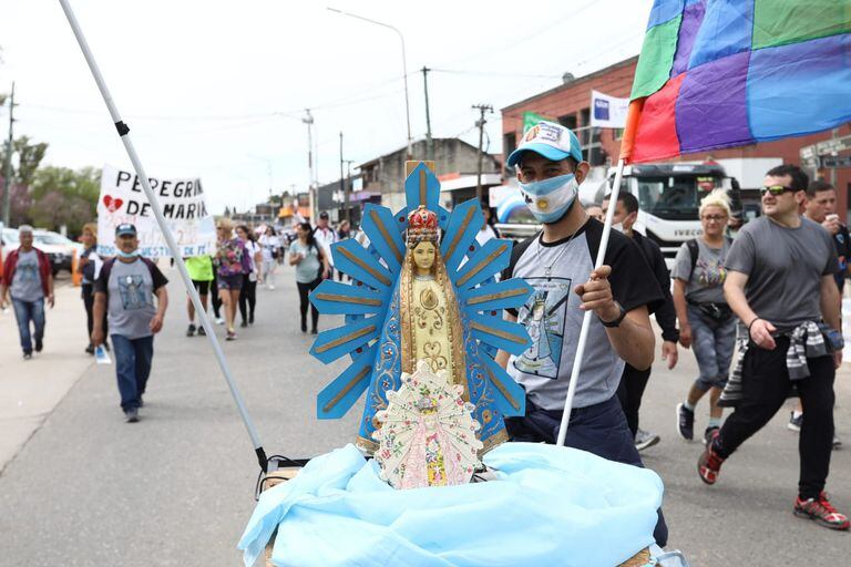 Una imagen de la Virgen en la plaza Bujan, de Moreno, que acompañó a los feligreses durante su recorrido