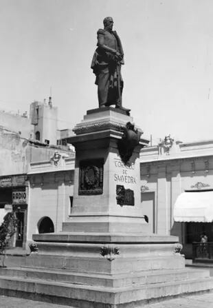 El monumento a Cornelio Saavedra, obra de Jules Lagae, en 1922 se lo trasladó a Primera Junta, pero un año más tarde se lo restituyó a su emplazamiento original, en la plazoleta Regimiento I de Infantería de Patricios (Córdoba y Callao)