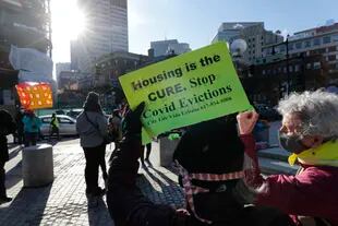 ARCHIVO - En esta foto del 13 de enero de 2021, manifestantes protestan contra los desalojos frente al tribunal de Boston. El gobierno de Joe BIden está tomando medidas para impedir los desalojos de viviendas públicas por no pago de la renta. (AP Foto/Michael Dwyer, file)
