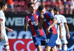 Néstor Ortigoza festeja su gol, de penal; fue el 1-1 de San Lorenzo ante Newell's