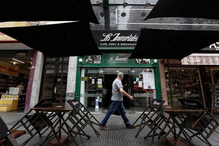 Avenida Corrientes: Los restaurantes que podrían cerrar y los que ya lo hicieron