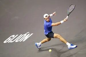 Pedro Cachin, en Gijón: ganó su primer desafío ATP bajo techo y ahora se medirá con una leyenda