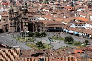 Vista de la plaza principal vacía en Cuzco, Perú, el 24 de junio de 2020, en plena pandemia de coronavirus