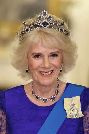 Camilla también lució la insignia en homenaje a la reina Isabel