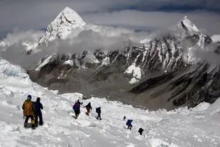 Alpinistas caminan cerca del campamento uno del Monte Everest, mientras se preparan para ascender en la cara sur de Nepal.