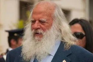 Vincenzo Agostino tiene una larga barba que juró no afeitarse hasta dar con quienes asesinaron a su hijo policía hace 32 años