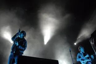 Tipos carismáticos: la voz de The Strokes, Julian Casablancas (izquierda) y Liam Gallagher